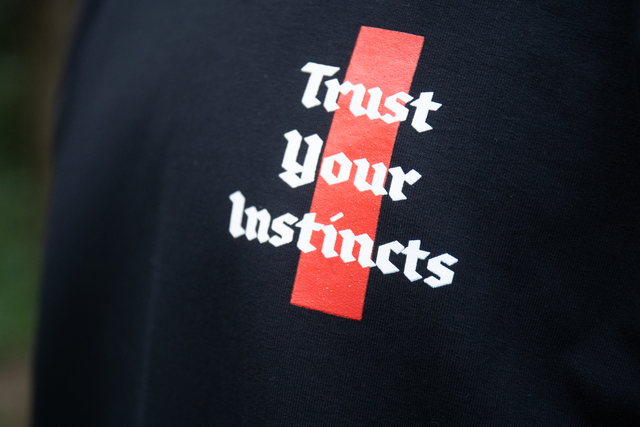 TRUST YOUR INSTINCTS — HOODIE - obrazek 2